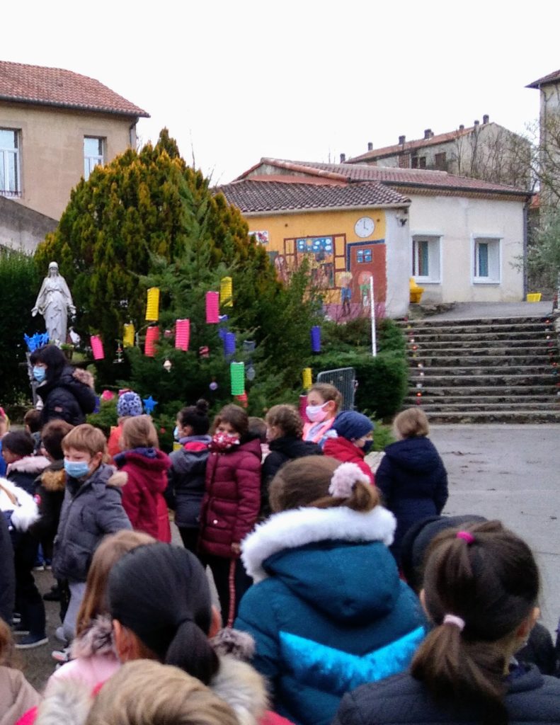 Ecole Sainte Marie Fuveau décor du massif de la Vierge Marie fête des lumières du 8 décembre 6