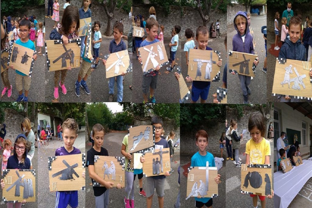 ecole sainte marie Fuveau 14 enfants présentent les tableaux du chemin croix confectionnés pour être offerts à l'église restaurée en Bosnie