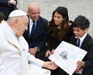 rencontre du Pape François ecole sainte marie Fuveau, l'enfant présente le dessin de l'école signé par tous les élèves au Pape