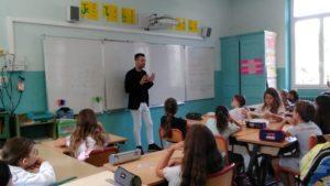 Christos Markogiannakis école sainte marie Fuveau rencontre avec les élèves de la classe de CM2 les enfants écoutent