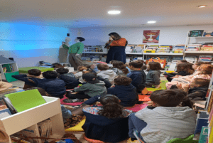 ecole sainte marie fuveau projet EAC les enfants assistent à une première séance sur le thème de la ville engloutie