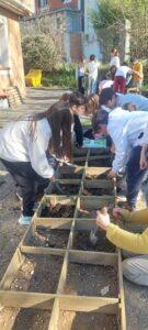 ecole sainte marie fuveau le potager pedagogique 2025 enfants qui plantent des graines dans une jardinière